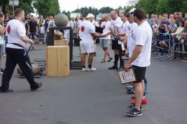 Borisov, Beyaz Rusya - 16 Temmuz 2016: insanlar spor ve Rekreasyon karmaşık beşinci yıldönümünü kutlamak. Kazananın ödül töreni.