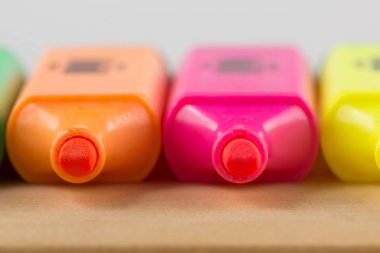 bir keçeli kalem parçası yazma yakın çekim içinde gösterilir