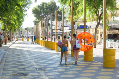 Salou, İspanya - 13 Ağustos 2017: Salou, İspanya'nın en büyük turist şehirlerinden biridir. Yüzlerce turist ile yaya sokakları.