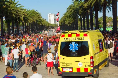 Salou, İspanya - 13 Ağustos 2017: Birlik sembolü ve metanet Catalonia ruhunun bir yaşam piramit inşaat olduğunu!