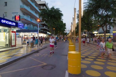 Salou, İspanya - 13 Ağustos 2017: Salou, İspanya'nın en büyük turist şehirlerinden biridir. Akşamları şehrin ışıkları açın.