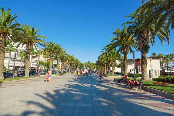 Salou, İspanya - 13 Ağustos 2017: Salou, İspanya'nın en büyük turist şehirlerinden biridir. Sokak için yaya yürümek.