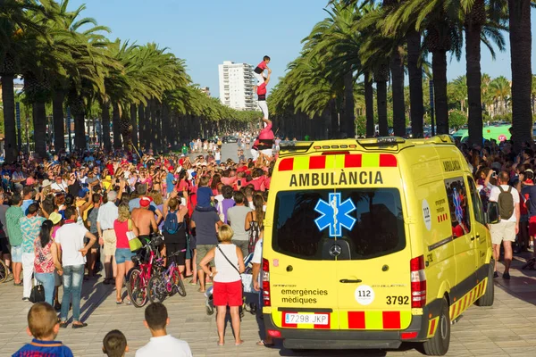 Salou, İspanya - 13 Ağustos 2017: Birlik sembolü ve metanet Catalonia ruhunun bir yaşam piramit inşaat olduğunu!