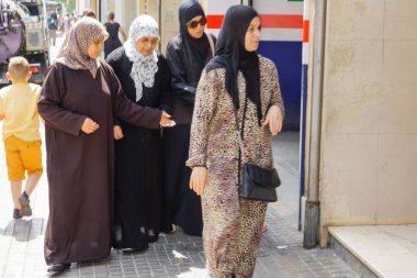 Reus, İspanya 16 Ağustos 2017: Sokakları Reus sıcak güneşli gün. Reus da Costa Dauradas köpüklü kumsalları bir kapıdır. Reus büyük mimar Gaudi yeridir.