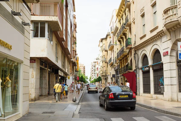 Reus, İspanya 16 Ağustos 2017: Sokakları Reus sıcak güneşli gün. Reus da Costa Dauradas köpüklü kumsalları bir kapıdır. Reus büyük mimar Gaudi yeridir.