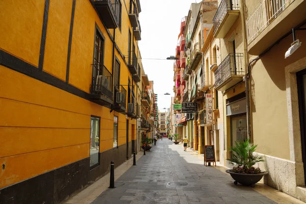 Reus, İspanya 16 Ağustos 2017: Sokakları Reus sıcak güneşli gün. Reus da Costa Dauradas köpüklü kumsalları bir kapıdır. Reus büyük mimar Gaudi yeridir.