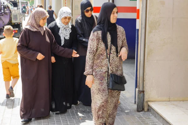 Reus, İspanya 16 Ağustos 2017: Sokakları Reus sıcak güneşli gün. Reus da Costa Dauradas köpüklü kumsalları bir kapıdır. Reus büyük mimar Gaudi yeridir.