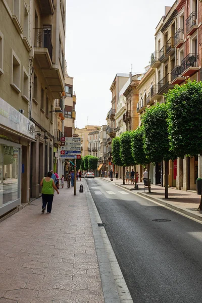 Reus, İspanya 16 Ağustos 2017: Sokakları Reus sıcak güneşli gün. Reus da Costa Dauradas köpüklü kumsalları bir kapıdır. Reus büyük mimar Gaudi yeridir.