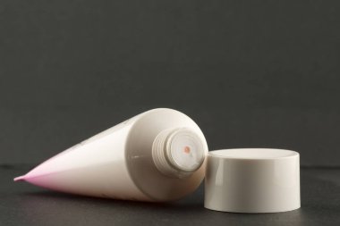 yakın çekim bir kapta beyaz tıbbi krem