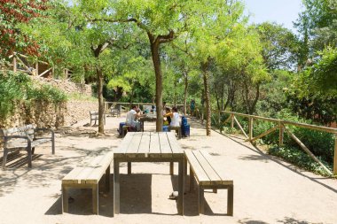 Barselona, İspanya - 17 Ağustos 2017: Gotik stil binası ve Guell Park 'tan Barselona kasabası üzerine hava manzarası.