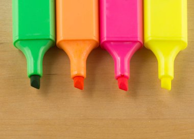 bir keçeli kalem parçası yazma yakın çekim içinde gösterilir