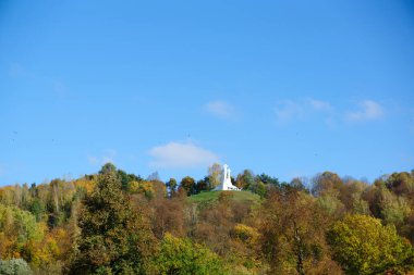Vilnius, Litvanya - 16 Ekim 2016: Vilnius Litvanya Kültürel Merkezi ve turistik olduğunu. Üç tepe çarpılar.