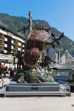 Andorra la Vella, Andorra - 14 Ağustos 2017: Andorra en küçük ticaret vergi ile ülkedir. Salvador Dali 