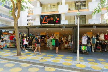Salou, İspanya - 13 Ağustos 2017: Salou, İspanya'nın en büyük turist şehirlerinden biridir. Yüzlerce turist ile yaya sokakları.