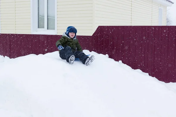 Sıcak Giyinmiş Çocuk Karlı Bir Tepe Üzerinde Sürme — Stok fotoğraf