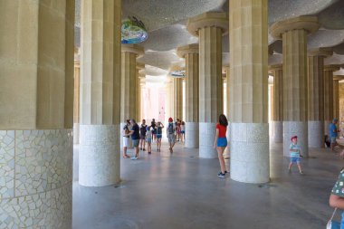 Barselona, İspanya - 17 Ağustos 2017: Gotik stil binası ve Guell Park 'tan Barselona kasabası üzerine hava manzarası.