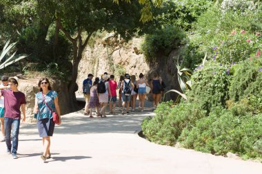 Barselona, İspanya - 17 Ağustos 2017: Gotik stil binası ve Guell Park 'tan Barselona kasabası üzerine hava manzarası.