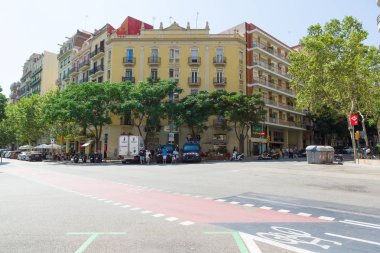 Barselona, İspanya - 17 Ağustos 2017: Mutlu insanlar Barselona sokaklarında yürüyor ve fotoğraf çekiyorlar.