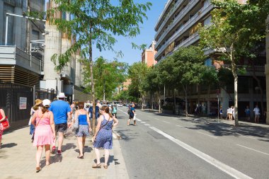 Barcelona, İspanya - 17 Ağustos 2017: Gezinti turistler ve yerliler ile Barcelona sokaklarında.