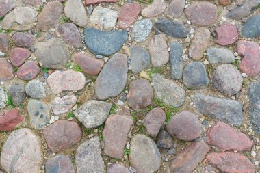 taşlar kaotik bir sırayla düzenlenir ve bir doku vardır