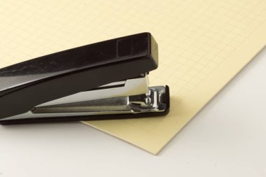 bir tablo kağıtlara Zımbalama için yeni zımba