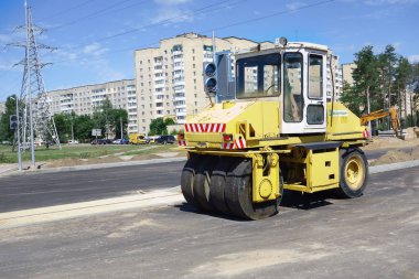 Borisov, Beyaz Rusya - 05 Temmuz 2018: güçlü yol yapımı için makineler üzerinde bir otoyol inşaatı.
