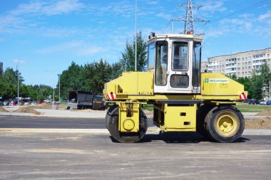 Borisov, Beyaz Rusya - 05 Temmuz 2018: güçlü yol yapımı için makineler üzerinde bir otoyol inşaatı.