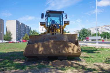 Borisov, Beyaz Rusya - 05 Temmuz 2018: güçlü yol yapımı için makineler üzerinde bir otoyol inşaatı.