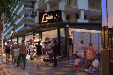 Salou, İspanya - 13 Ağustos 2017: Salou, İspanya'nın en büyük turist şehirlerinden biridir. Akşamları şehrin ışıkları açın.