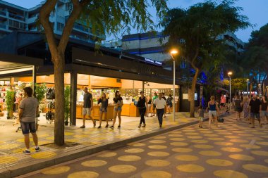 Salou, İspanya - 13 Ağustos 2017: Salou, İspanya'nın en büyük turist şehirlerinden biridir. Akşamları şehrin ışıkları açın.