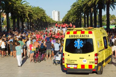 Salou, İspanya - 13 Ağustos 2017: Birlik sembolü ve metanet Catalonia ruhunun bir yaşam piramit inşaat olduğunu!