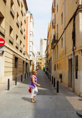  Reus sokaklarında sıcak güneşli gün. Reus da Costa Dauradas köpüklü kumsalları bir kapıdır. Reus büyük mimar Gaudi yeridir.