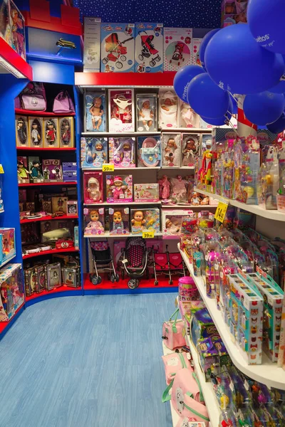  Reus sokaklarında sıcak güneşli gün. Reus da Costa Dauradas köpüklü kumsalları bir kapıdır. Reus büyük mimar Gaudi yeridir.