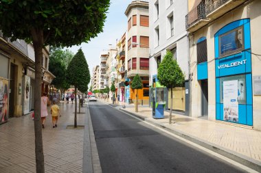 Reus sokaklarında sıcak güneşli gün. Reus da Costa Dauradas köpüklü kumsalları bir kapıdır. Reus büyük mimar Gaudi yeridir.