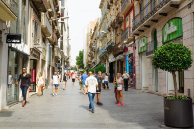 Reus sokaklarında sıcak güneşli gün. Reus da Costa Dauradas köpüklü kumsalları bir kapıdır. Reus büyük mimar Gaudi yeridir.