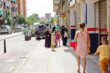 Reus sokaklarında sıcak güneşli gün. Reus da Costa Dauradas köpüklü kumsalları bir kapıdır. Reus büyük mimar Gaudi yeridir.