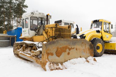 Borisov, Beyaz Rusya - 11 Şubat 2018: güçlü yol yapımı için makineler üzerinde bir otoyol inşaatı.