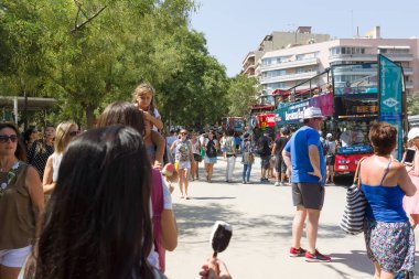 Barselona, İspanya - 17 Ağustos 2017: Mutlu insanlar Barselona sokaklarında yürüyor ve fotoğraf çekiyorlar.