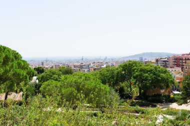 Barselona, İspanya - 17 Ağustos 2017: Gotik stil binası ve Guell Park 'tan Barselona kasabası üzerine hava manzarası.