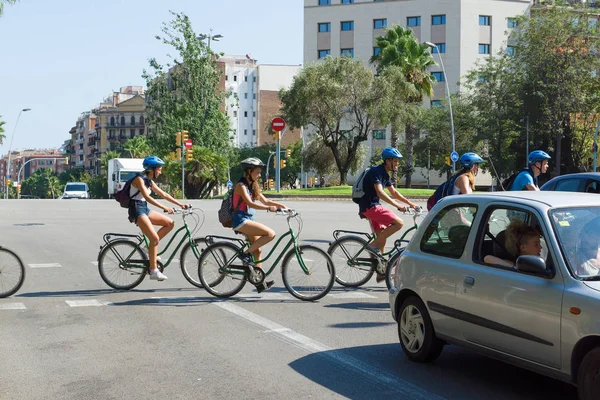 Barselona, İspanya - 17 Ağustos 2017: Barselona Avrupa 'nın turizm merkezidir. Her gün binlerce turist sokaklarda dolaşıyor..