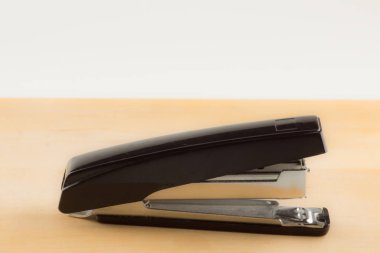 bir tablo kağıtlara Zımbalama için yeni zımba