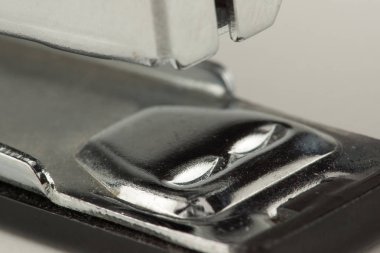 bir tablo kağıtlara Zımbalama için yeni zımba