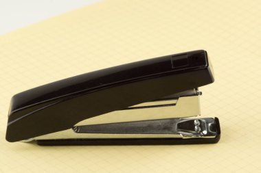 bir tablo kağıtlara Zımbalama için yeni zımba