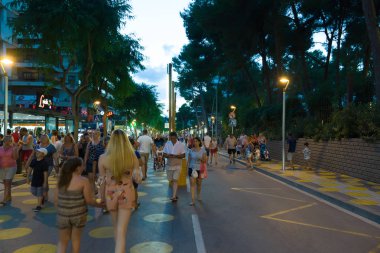 Salou, İspanya - 13 Ağustos 2017: Salou, İspanya'nın en büyük turist şehirlerinden biridir. Akşamları şehrin ışıkları açın.