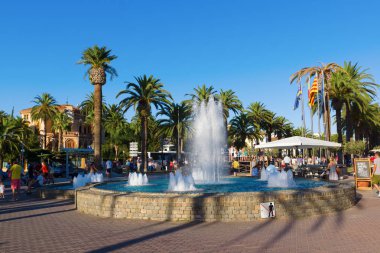 Salou, İspanya - 13 Ağustos 2017: Salou, İspanya'nın en büyük turist şehirlerinden biridir. Ana gezinti yerinde birçok güzel çeşmeler vardır.