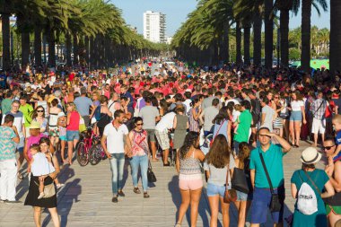 Salou, İspanya - 13 Ağustos 2017: Birlik sembolü ve metanet Catalonia ruhunun bir yaşam piramit inşaat olduğunu!