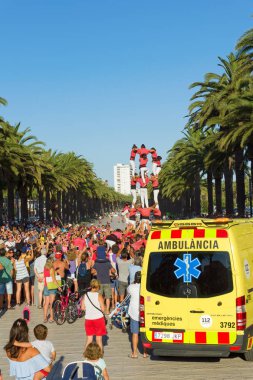 Salou, İspanya - 13 Ağustos 2017: Birlik sembolü ve metanet Catalonia ruhunun bir yaşam piramit inşaat olduğunu!