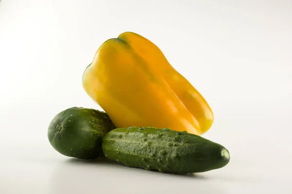 Frische Grüne Gurke Und Gelber Paprika Isoliert Auf Weißem Hintergrund — Stockfoto