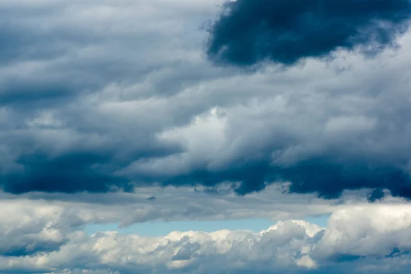 手前の白い光雲と青い空 — ストック写真