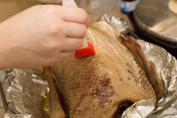 Anfitriona Está Preparando Gran Pato Gordo Para Mesa Festiva — Foto de Stock